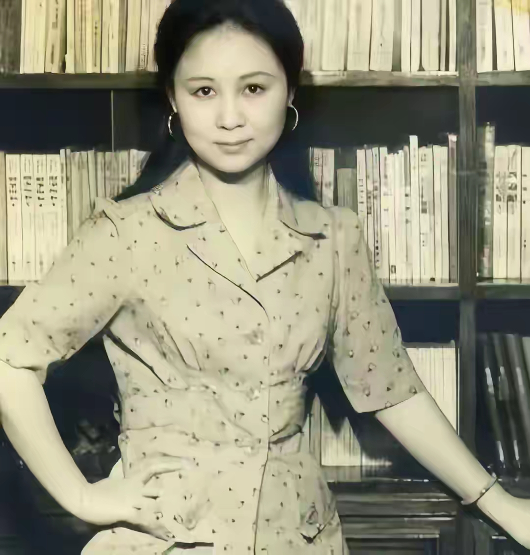琼瑶和平鑫涛的暧昧情感，开始的并没有那么早，他俩1963年因为出版《窗外》而相识，但直到1973年《窗外》被搬上银幕，才有了第一次拥抱，期间长达十年时间，就是单纯的作者与编辑的合作关系。
1973年，林青霞主演的《窗外》上映，琼瑶父母也悄悄去电影院看了。回来后，母亲勃然大怒，因为电影里将母亲塑造为一