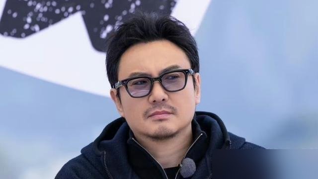 沈腾亲口说，已经半年多没接新活了，高片酬剧本推了一摞。别人听着像失业，他管这叫“干半年歇半年”。
可你细看，他手里攥着啥？《欢迎来龙餐馆》刚官宣冲奥斯卡，内地票房23亿多，还在海外一圈圈上映。另一部《飞驰人生3》也在路上。个人总票房早破400亿了。
这不是没活干，是活儿配不上他了。普通人半年没收