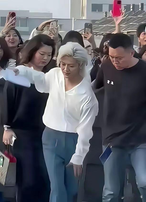 鹿晗姨妈感十足