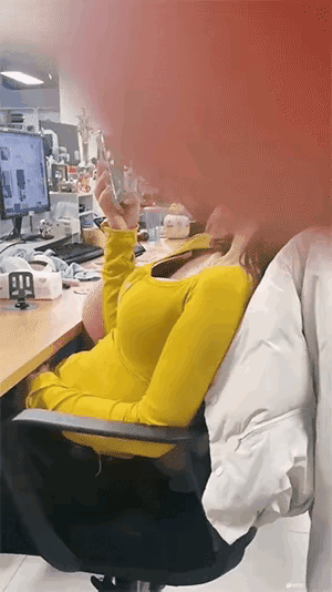 办公室日常：穿黄色连衣裙的可爱女孩，轻松自在地坐在椅子上，享受工作时光。