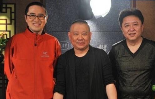 大鹏捧郭德纲那会儿，电台里一遍遍放德云社的段子，老郭后来亲口认这份情，可大鹏从来不提自己帮过谁，反倒让郭德纲记了一辈子。再看易军和张雪这事儿，2006年张雪冒雨追车一百公里，冻得嘴唇发紫求他拍，易军是被这份死磕打动的，他自己后来也说过“张雪的贵人是他自己”。可2026年10月麻阳再见面，易军掏出手机