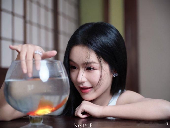 #余茵[超话]##余茵# 

海浪轻吻礁石，留下一地细碎的白沫与低语。𝓦𝓪𝓿𝓮𝓼 𝓴𝓲𝓼𝓼 𝓽𝓱𝓮 𝓻𝓮𝓮𝓯𝓼, 𝓵𝓮𝓪𝓿𝓲𝓷𝓰 𝓯𝓸𝓪𝓶 𝓪𝓷𝓭 𝔀𝓱𝓲𝓼𝓹𝓮𝓻𝓼. ​