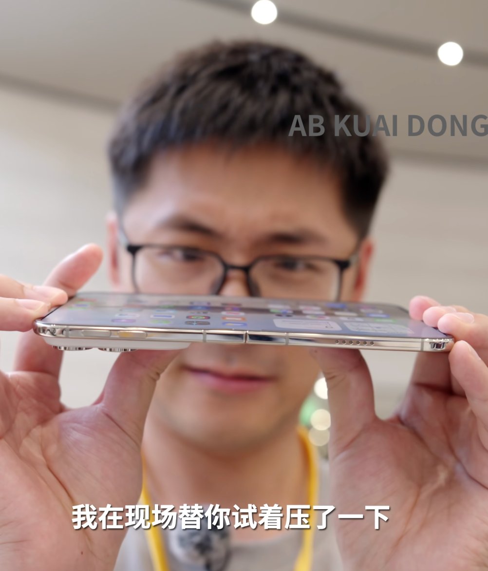 随着苹果折叠屏的发布，最近各大博主开始分享折叠屏 iPhone Duo 的专业评测。

在影视飓风的最新一期测评中，他发现之前在现场，稍微掰一下的手机，之后回看视频时，出现了花屏情况。

但老哥强调自己，并没有特用力去掰它。

这意味着 iPhone Duo 与安卓折叠屏，有相同的硬伤，折叠屏幕无法