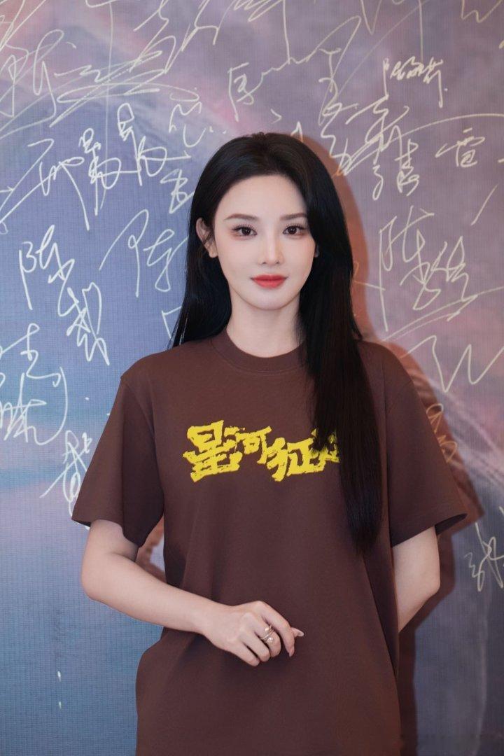 彭小苒新电影开机啦，状态好好[打call] ​