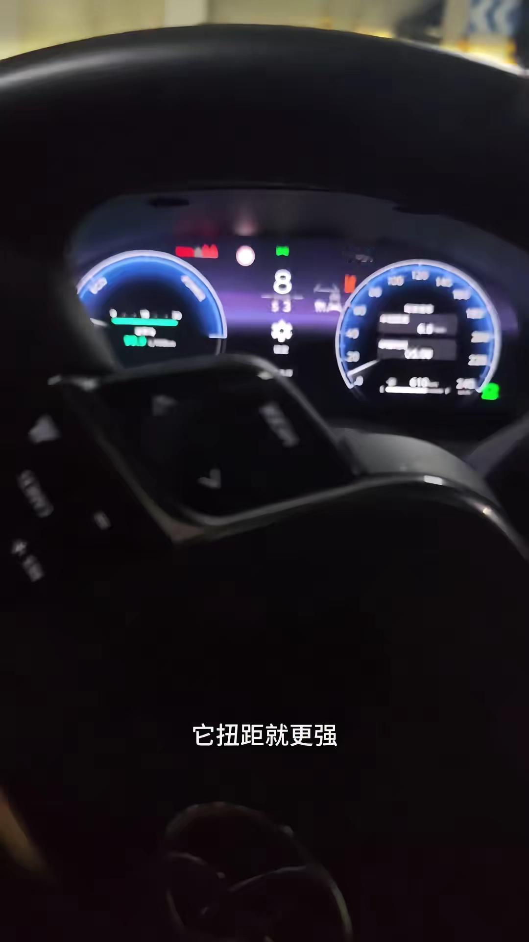 丰田亚洲龙双擎S档用法详解。🚗亚洲龙双擎的S档操作超简单，车辆开启后从D档切换到S档就能正常行驶，完全没有复杂门槛。1️⃣S档核心逻辑是模拟锁定变速箱转速，不同档位对应不同扭矩表现：S4对应常规行驶速度，切到S3扭矩会更强，爬坡挂S2扭矩进一步提升，和手动挡挂2档的逻辑基本一致。2️⃣日常普通地库爬