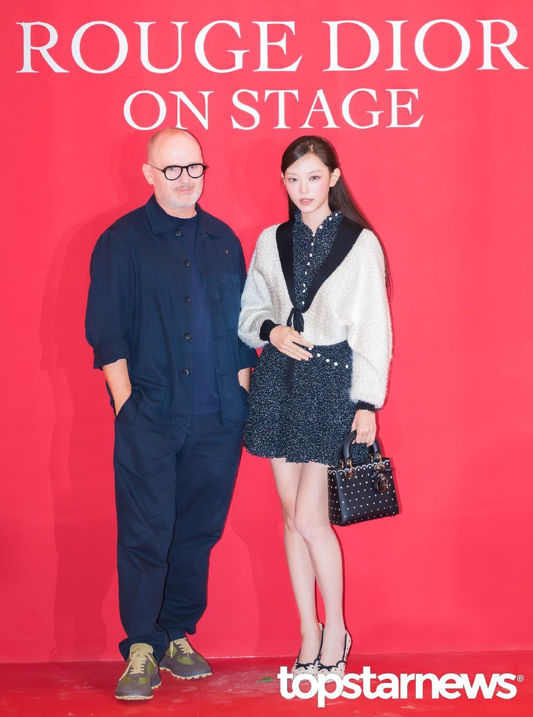Haerin 与 Peter Philips（迪奥彩妆创意与形象总监）活动合照[手指比心] 

​#Haerin回归后首露面# ​