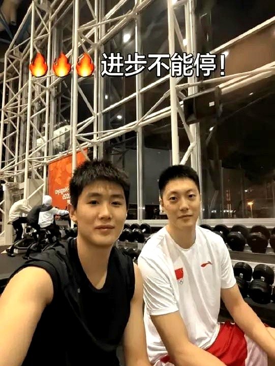 19岁的李悦洲在健身房拦住满身大汗的胡明轩，非要拍张照。

网上天天吵胡明轩凭啥当队长，他一句话没回。打沙特，他死死卡住比自己高一头的内线。暂停时，他一把拽住李悦洲的球衣吼：“出机会就投，别怕！”

半决赛78比97输给日本，年轻小将们被打得直发懵。赵继伟不在，担子全砸在老队员肩上。他们带着新兵交了