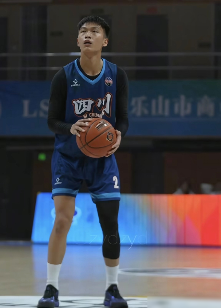 19岁，打野球出身，直接进CBA，首秀9分钟干进11分。四川队这波试错，试出个狠人。
骆金州，凉山娃，没进过一天体校。10月11日打辽宁，四川73比104惨败。但末节他替补上来，面对赵继伟的贴防，直接强突打成2+1。接着和黄荣奇玩了个绕腰上篮，7中5，手一点都不抖。
要知道，赵继伟是国家队主力后