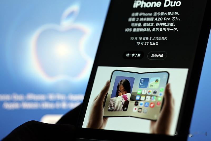 说下iPhone Duo吧，这台苹果首款折叠屏我真的纠结好久要不要下手。
它展开之后厚度才5.2毫米，比iPhone Air还薄0.4毫米，几乎快追上13英寸iPad Pro的薄度，说是史上最薄iPhone真的不夸张。合上之后厚度11.3毫米，整机254克，也就比18 Pro Max重5克，日常揣兜