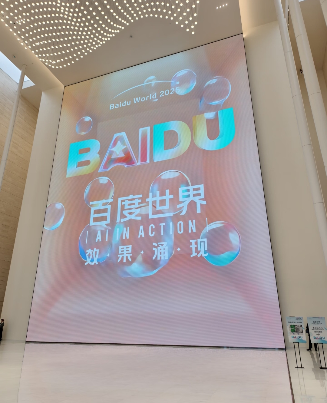 百度计划近日披露世界模型进展，方向很明确：先喂给自动驾驶。

世界模型的核心是对物理环境建模和预测，用在车上就是让系统在复杂场景里提前“脑补”接下来几秒会发生什么。

网友的比喻挺到位：“二十多个城市的数据堆起来，像是给机器开了个驾校”。

萝卜快跑跑了这么久，积累的里程和 corner case