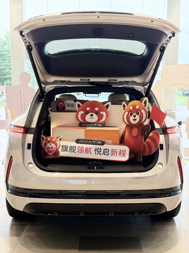 阿维塔07L｜开启尾门，和塔可解锁出行的无限可能
阿维塔07L后备箱实拍📸
塔可在这里等你打卡
宽敞后备箱，承载每一次出行的期待
近郊短途、长途自驾，行李、露营装备轻松安放
不止外观出众，内在空间实力同样在线
欢迎到店看车试驾，偶遇可爱塔可#智美大五座豪华SUV #张凌赫座驾阿维塔07L #国庆逛展就来阿维塔#阿维塔西区