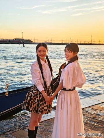 网友偶遇《给阿嬷的情书》@演员李思潼、王晓慧、@演员王彦桐 在威尼斯船上拍杂志。怎么不算一种圆满呢？