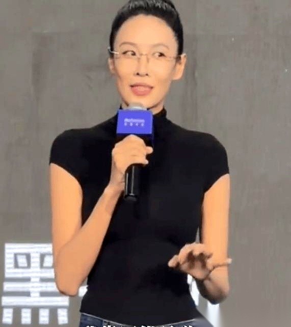谁敢信？那个跟在成龙大哥身后、一脚踢出名的大长腿“龙女郎”张蓝心，现在居然在敲代码搞钱！
对，你没听错。写、代、码。
前几天刷到外滩大会的视频，我下巴都快惊掉了。
这几年她销声匿迹，多少人都以为她早就退圈嫁人、当富太太享福去了。
结果人家一开口，直接撕开了娱乐圈最后一块遮羞布：“现在哪是什么影视寒冬