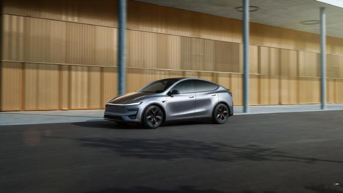 特斯拉Model Y Performance正式开售，售价36.9万元。

这次Performance不只是“加速更快”这么简单。双电机四驱最大功率467kW，零百3.5秒，最高车速250km/h，CLTC续航659km。

外观加入专属前后包围、21英寸蛛网轮毂2.0、红色高性能卡钳和碳纤维扰流板；底盘配连续可变阻尼减振器，还能在标准和运动模 ​