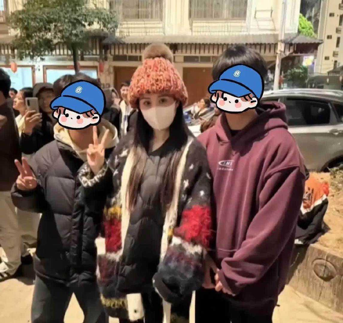 韦雪带小14岁男友回村过年，口罩都挡不住的美貌！ ​