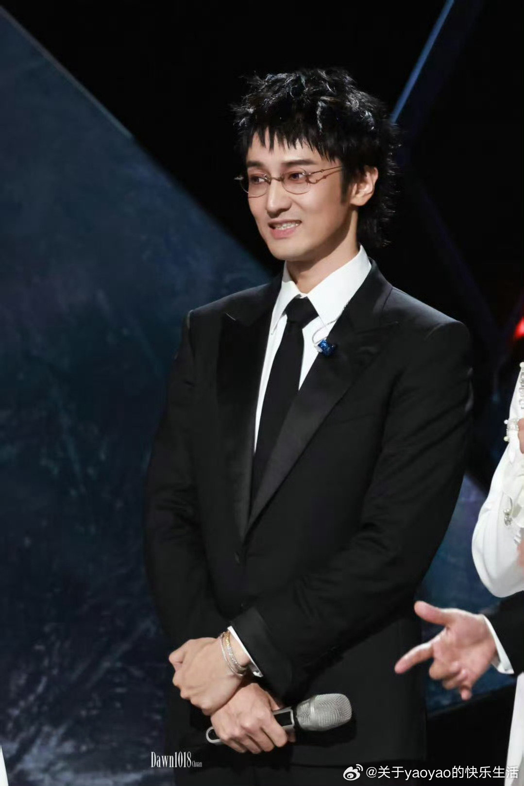 #王传君听艾热唱歌的反应##余文乐给艾热王以太运镜##披荆斩棘# 一公舞台满满的惊喜，王传君听歌反应好真实，兴奋的跟喝了一样[偷笑][偷笑] ​