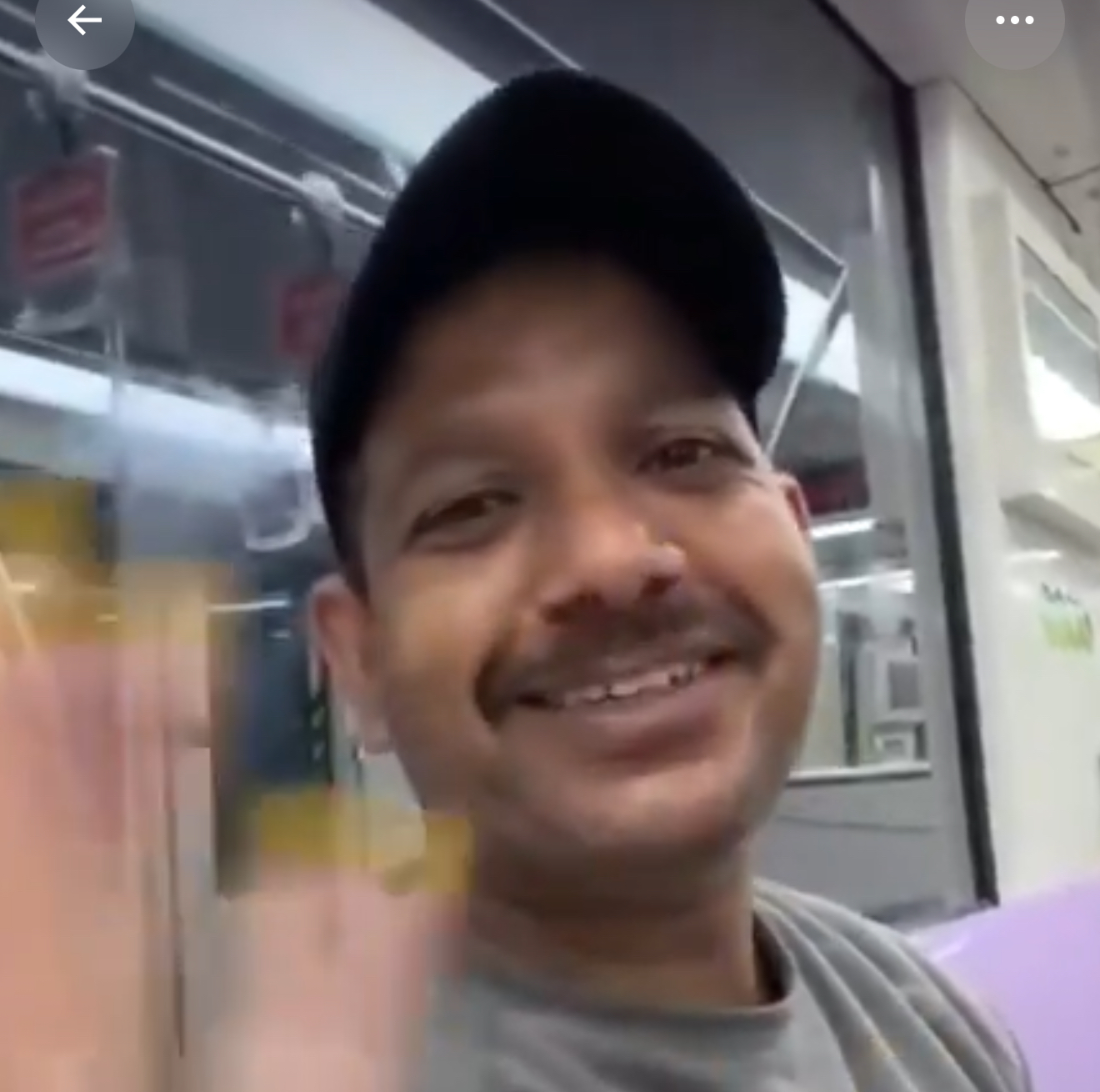 印度男子在上海地铁露骨骚扰中国女子冲上热搜！
这名女子曝光上海地铁里印度男子狂妄的挑衅言论，他直接开口对女子说无耻不雅的语言，女子把这幅嘴脸用手机拍摄下来，这个人面对镜头竟然还笑着，为何在我们的土地还这么嚣张，为何这些渣滓会发出轻佻的语言，值得我们深思！为何放这些人进我们国家？海印度游客 上