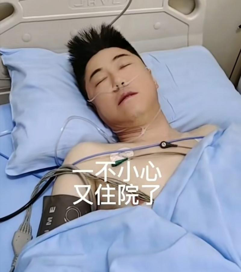 明明是救命的病房，却成了“合影打卡地”？艺人陈建州急性心梗术后在加护病房与亲友合照，被网友痛批“把医院当秀场”，本人火速公开道歉。
事情要从前几天说起，陈建州因急性心肌梗塞紧急送医，手术后在加护病房休养。没想到，一张多人病房合影流出，瞬间点燃舆论——加护病房有严格的探视和感控规定，随意进入、聚集拍照