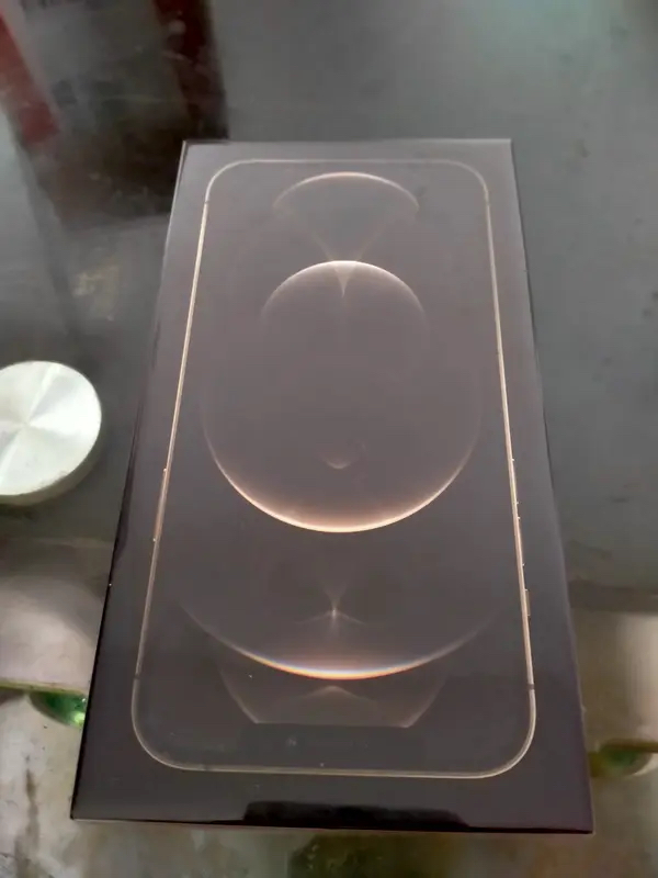 iPhone 18系列居然爆出？.！苹果18抢购潮 苹果18配色 

苹果首次分两批发布：

• 2026‑09‑10 凌晨1点发布会：iPhone 18 Pro / Pro Max、首款折叠屏 iPhone Ultra；9月12日晚8点预售，9月19日发售

• 标准版iPhone 18、