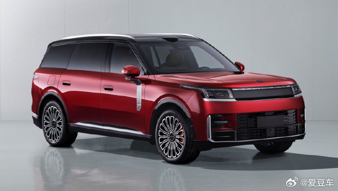领克旗舰 SUV 900L 工信部申报出炉。酒红色车身气场拉满，贯穿式前后灯组，可选双色车身、电动踏板与牵引装置。尺寸 5280/1999/1810mm，轴距 3170mm，7 座布局，支持纯电行驶与外充电。两款版本以车重区分，高配豪华感更强，属于领克旗舰车系全面迭代，期待实车表现！#领克 900L 申报图曝光 #  ​