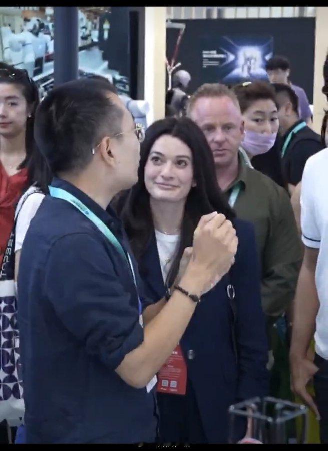 巴黎蓝翔技校毕业，现在也成为了高科技公司的高管.....努力不重要了#黄仁勋女儿现身北京世界机器人大会# ​
