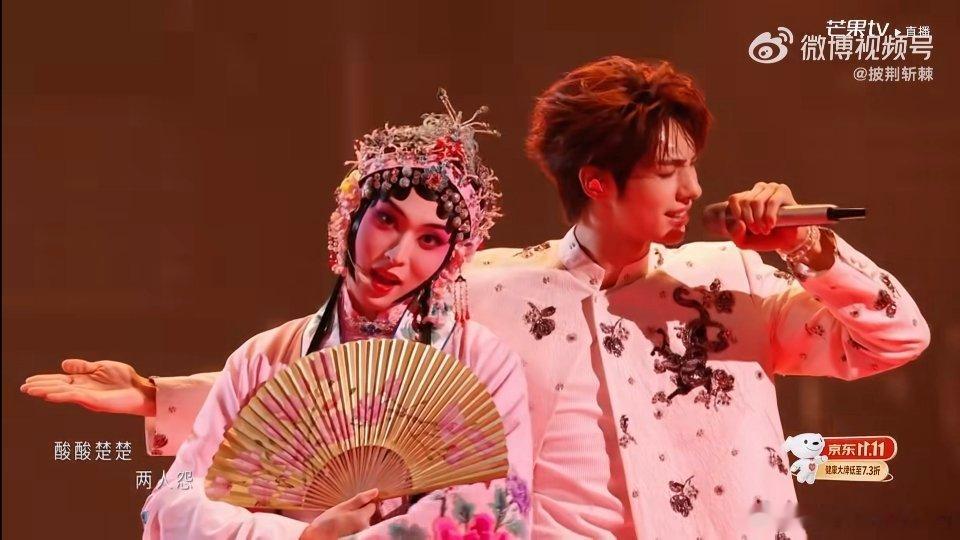 「在梅边」这首歌本身难度就离谱！
最后一段259字的Rap要在50秒内说完，
还混搭昆曲戏腔[666][666][666]

直播全开麦，零失误。
唐九洲反串旦角，颜安一口气贯口，
小沈阳戏腔压轴兜底。

三个人，三种完全不搭的东西，
硬是焊成了一个完整的东西👍👍👍
夯爆了，这次是真的夯！

 ​