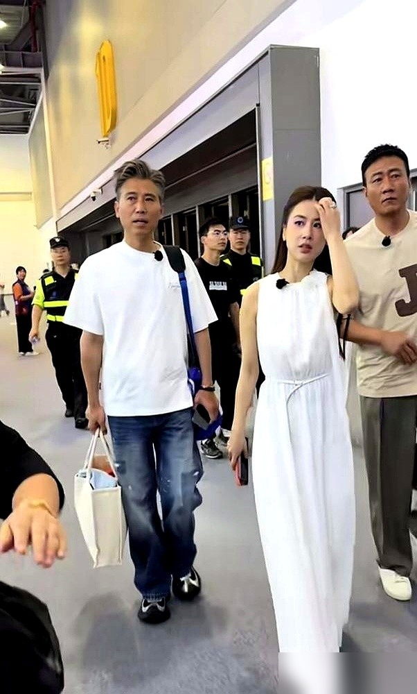 内娱男星卷了半辈子少年感，居然输给白头发了？
胡军最近暴瘦37斤，身材紧实线条利落，没瞎折腾脸搞医美，纯是为角色调整状态，硬汉气场反而更足。
51岁的李乃文更洒脱，满头花白直接出镜，连根都不染，网友笑称他是古希腊掌管白发的神，录节目啥样就啥样，一点不端着。
反观那些打针拉皮硬凹少年感的，脸僵到