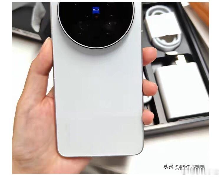 预算7000档：vivo X300 Ultra双2亿蔡司四摄，影像不留遗憾如果预算充足，X300 Ultra是vivo目前影像能力的天花板。骁龙8 Elite Gen5处理器，3nm工艺，性能不用多说。6.82英寸2K OLED直屏，144Hz LTPO，4500nit峰值亮度，这块2K直屏的显示精度在旗舰机里也是拔尖的存在。6600mAh电池配100W有线+40W无线充 ​