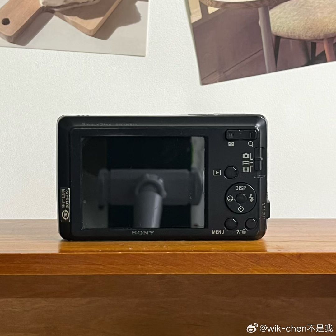 索尼w620红色
1410万像素 5倍光学变焦 带电子防抖 支持智能自动对焦 有丰富场景模式 出片色彩鲜活明快 画面清晰细腻 自带活泼时尚气息 

注：屏幕左边漏光不影响成片

配件赠送 万能充 电池 内存卡 电脑读卡器 贴纸 编号1226#ccd[超话]##摄影器材[超话]##相机[超话]##数码相机[超话]##二手闲置[超话]# ​