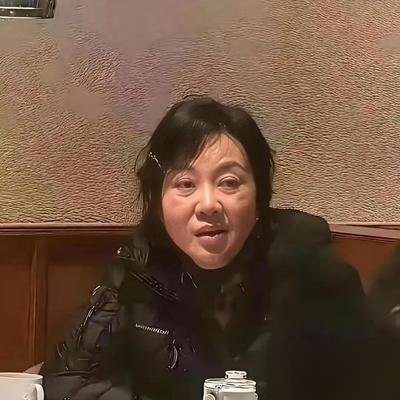 54岁闫妮，红毯穿20年前旧裙子，第二天蹲路边素颜吃火锅，被拍个正着。
没躲，还冲镜头乐。筷子没撂。
新片《活色生香》路演，聊感情更绝。童瑶急得让老公给她张罗对象，结果介绍个50多的，她脱口一句“太老了”。说完自己愣住，乐了：我也50多了啊。
离婚22年，跟前夫没断联。对方常喊她去家里打掼蛋，