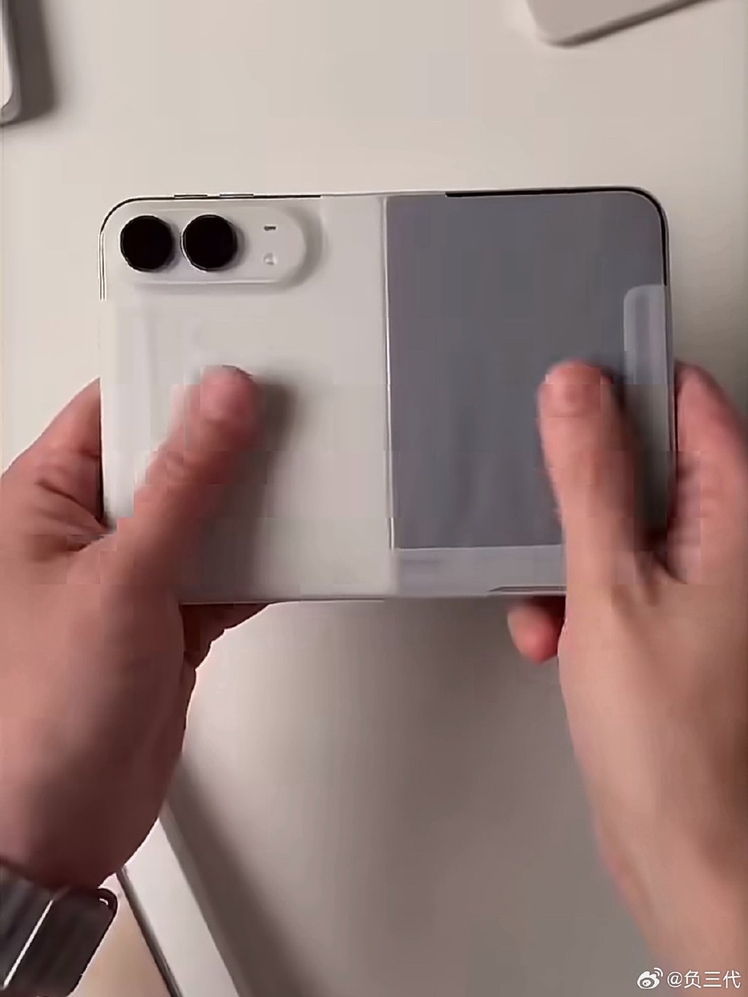 苹果给iPhone Duo新机用上了塑料保护膜，些许廉价的感觉，不像是苹果的风格[doge] ​