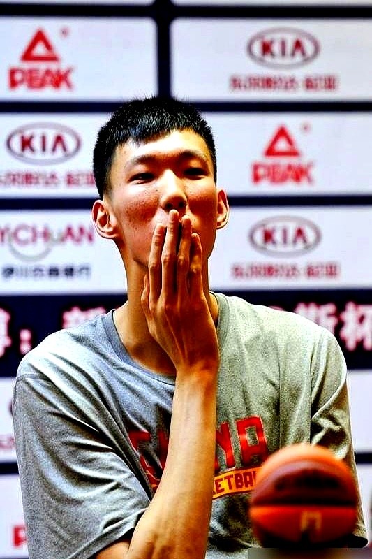 周琦落选亚运会名单了。他主动请缨，但教练组没选他。

郭士强说了大实话：“整个夏天你没跟队合练，体系里没你位置。”男篮现在打快速反击，内线就是干挡拆、抢篮板的蓝领活。

名单里全是余嘉豪、焦泊乔这些跟训一夏天的年轻人。世预赛绝杀黎巴嫩，就是靠这帮小将跑出来的。

名气在郭士强这儿不好使了。亚运会首战