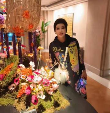 刘晓庆这妆真不知道是怎么画的，七十六岁的人，竟然画得像三十六岁，真是绝了。