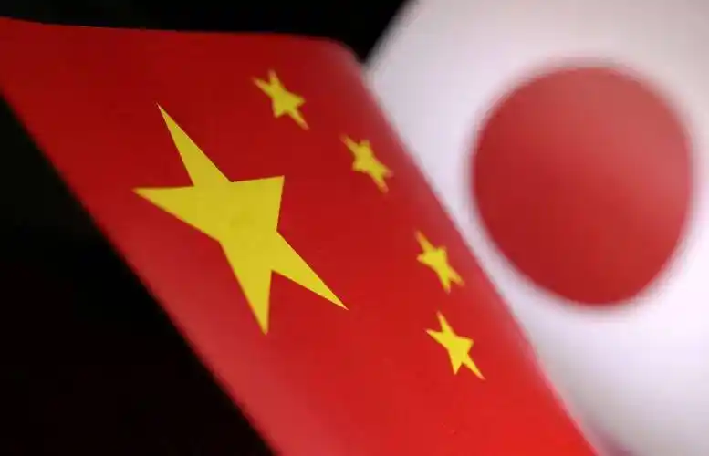 日本半导体材料遭中国反倾销调查，木原稔紧急抗议，这场科技博弈为何盯上“小化学品”？
日本政府急了。
9月8日，日本官房长官木原稔公开表示，日本已经向中方提出抗议，并要求撤回相关措施。原因是中国此前宣布，对部分日本产半导体相关化学品采取反倾销措施。
表面看，这只是一项贸易措施。
但放在当前中日科技竞争