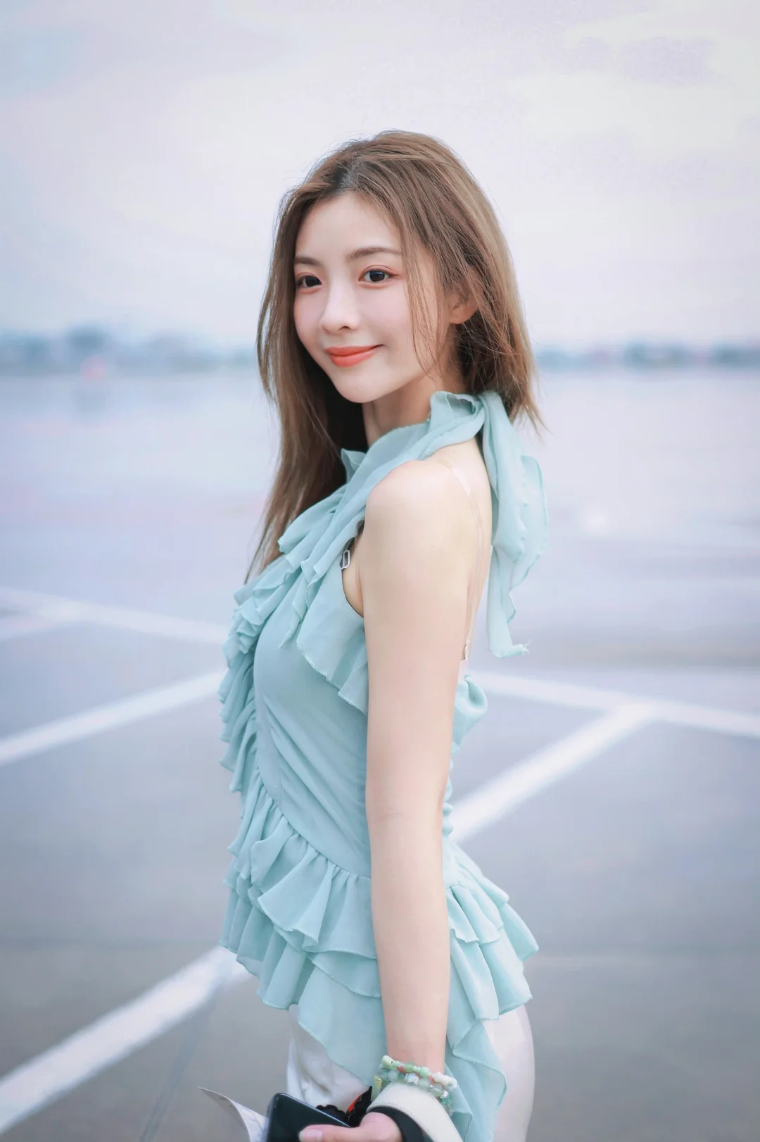 许杨玉琢机场造型，淡蓝轻纱，青春柔美。