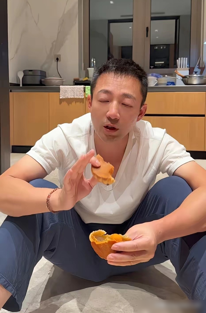 汪小菲带马筱梅在北京豪宅跟张兰过中秋，玥儿和汪希霖留在台北。直播里马筱梅直接报孩子口味，一个爱吃蛋黄，一个只啃皮。两口子对着镜头喂月饼，聊完孩子又聊狗，张兰在旁边张罗员工聚餐。刚说完忙完这阵就飞台北接娃。结果18号马筱梅落地先看自己妈，再看孩子，汪小菲照例低调处理探视。保姆小杨阿姨天天发接娃视频，真