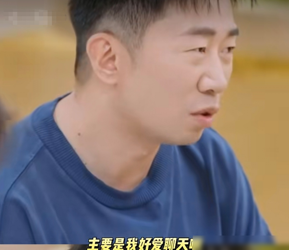 陈伟霆一句话，把成年人的社交底裤扒光了。
节目里聊到秘密，他直接摊牌：最大的秘密，绝不跟圈内好友说。不是不信任，是赌不起人性。杨迪当场愣住，他那一套是认准了人就全盘托出，愿赌服输。何炅在旁边都听出火星子了。
这事在网上吵翻了。一派说陈伟霆太冷，朋友还防着；一派说他活得通透，边界感才是顶级自律。你