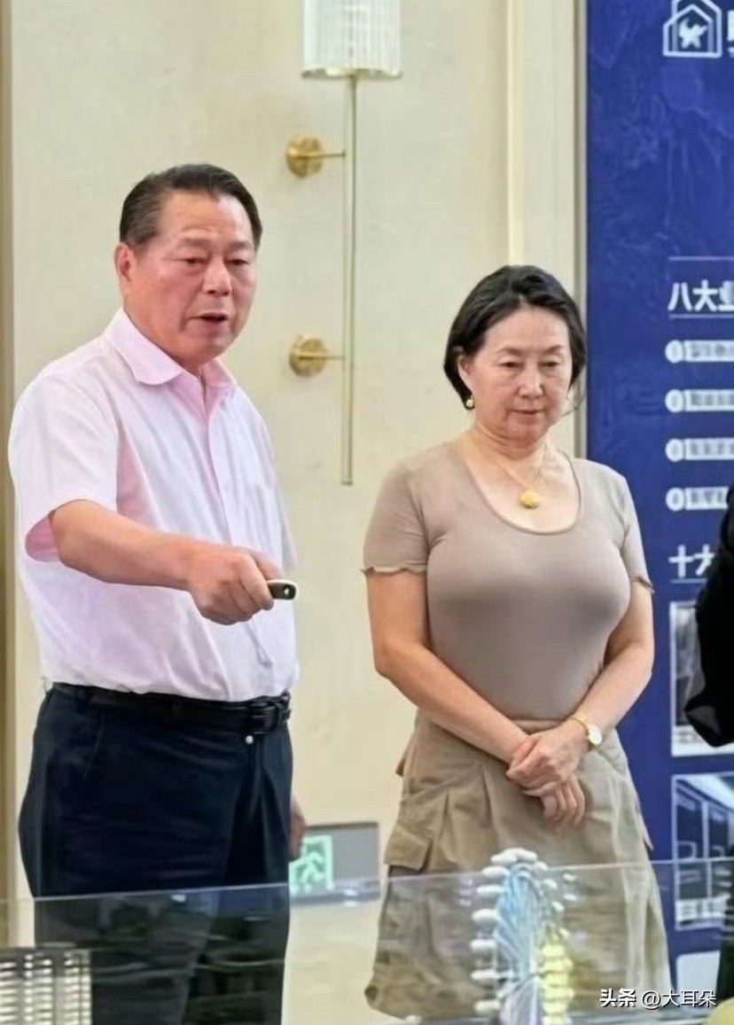 何超琼实在不行就退下来歇歇吧，都64岁了，还在信德、美高梅这些盘子里连轴转，无儿无女的弊端直接显现了…