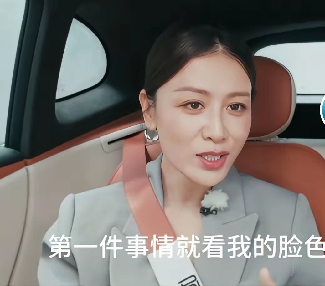 叶一茜自曝患焦虑症被担架抬走：“有一天心脏突然抓了一下，没办法呼吸，没办法走路，120用担架把我抬走了。”
叶一茜在节目里平静地说出这句话，“那时候两个孩子，一个幼儿园一个小学。辅导作业、照顾起居、忙不完的家务，每天有焦虑不完的事。 ​