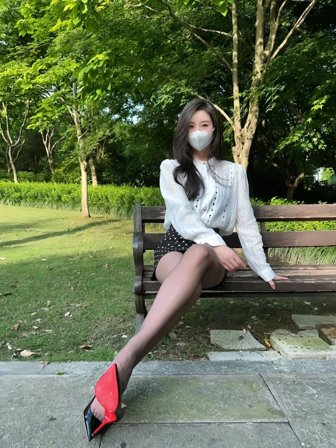 “波点裙+黑巧薄丝+小高跟”这搭配，精致干练又端庄大气，魅力值直接拉满...