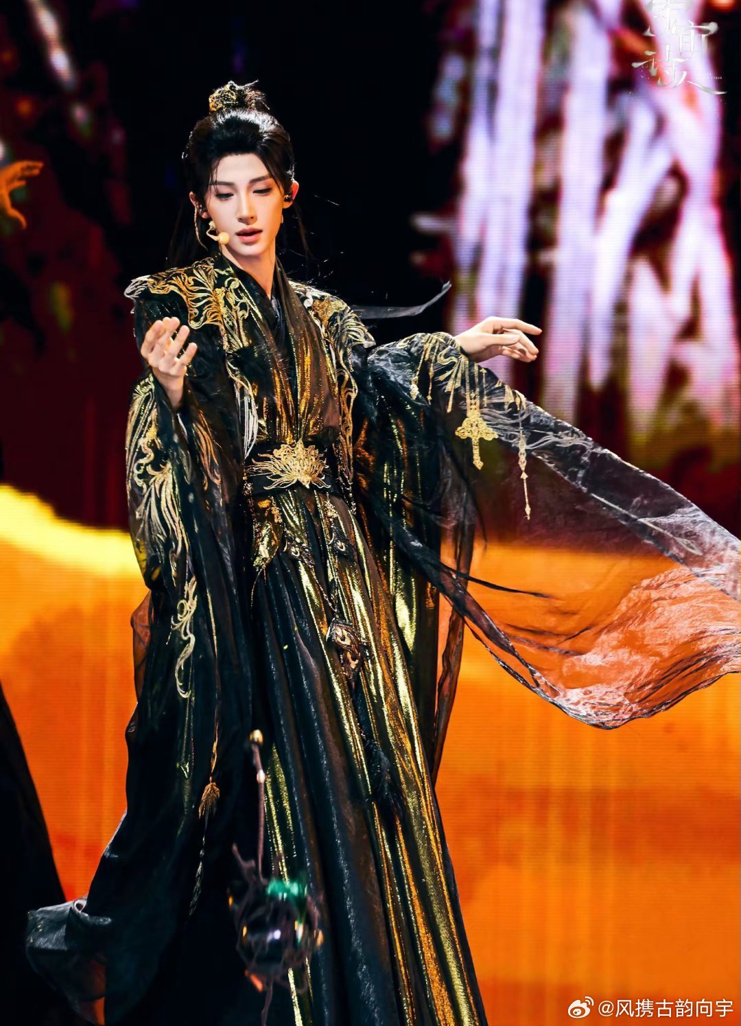 #刘宇[超话]#LY#刘宇# LY#刘宇# 
少年帝皇，黑金色古风长袍太惊艳啦！！
​