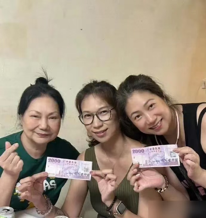 大S走后的第二个中秋，S妈在台湾娘家的聚会上露了面，照片里她头发染黑了，穿件绿衣服，跟亲戚们比心，桌上还放着个2000块新台币的红包。

小S那头儿，人跑到伦敦去了，看新闻里说她是去找纪念大S的长椅，结果找了一圈没找着，扑了个空。报道里也没说她后来找到没有，反正中秋那天她人在英国。评论区好多人说这场