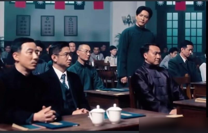 拿飞天奖那一晚，他站在台上说了四分钟，没看稿。
王仁君，演了五次青年毛泽东。别人只看见他捧杯，没看见他草鞋磨出水泡，泥土灌进嘴里。剧组九个月实景拍摄，拒绝绿幕。
他说，走好长征路，不是让你一开始就看清两万五千里，而是在每个今天，别把眼前那一步让掉。
人民日报发文，进组《中国1927》，第六次演