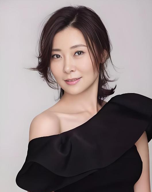 很多人都弄不明白，黄志忠多次诚心求婚，为什么54岁的柯蓝始终不肯点头答应。两个人在一起相伴将近九年，日常吃住都在一块，外人都觉得，只差一场仪式就能组成完整的家庭。黄志忠经历过一段失败的婚姻，到了中年之后，格外向往安稳的家庭生活，不止一回跟柯蓝提起结婚这件事，就连家里长辈病重的时候，也盼着能够看见两人