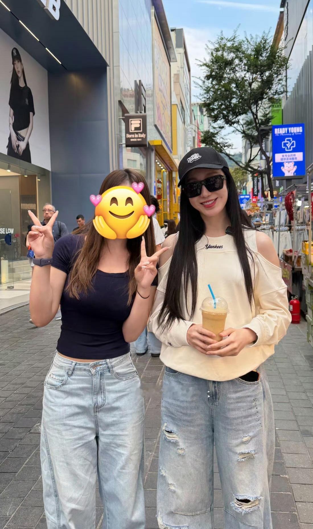 37岁娄艺潇现身韩国明洞旅游被偶遇，她穿衣打扮时尚有型，面色红润，皮肤紧致，体态纤瘦，少女感十足，保养得真好！