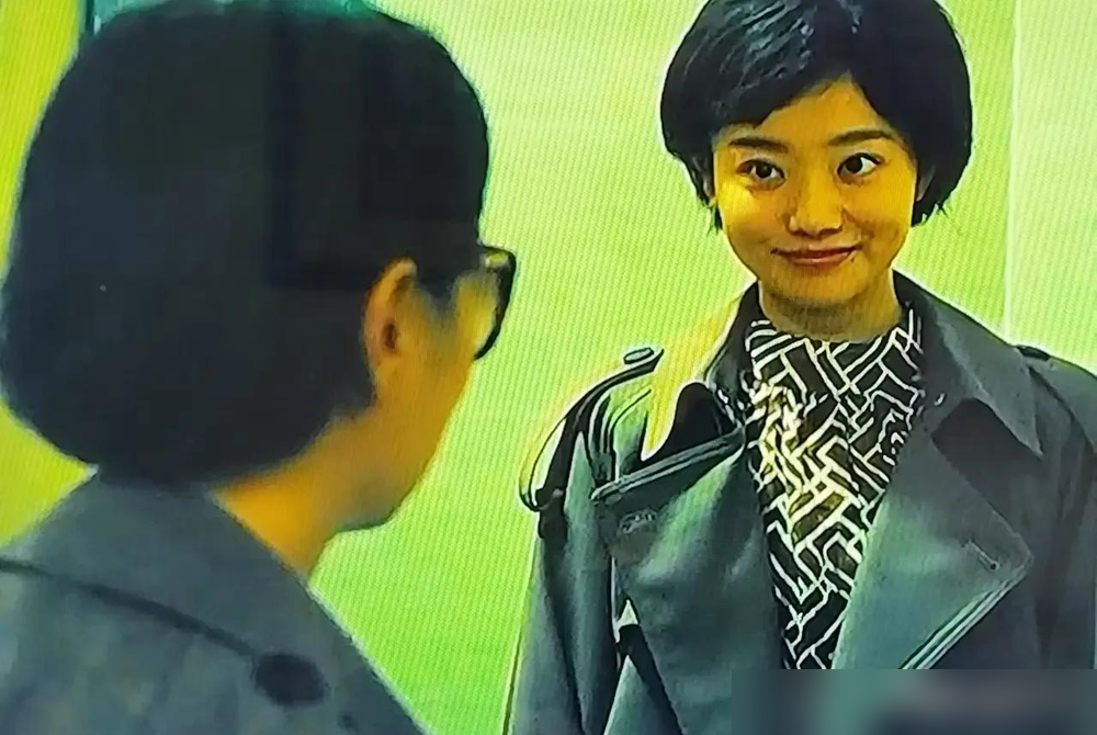 吴越演的蒋在珍，喝下那杯毒酒前，已经知道自己必死无疑了。
没有嘶吼，没有慢镜头回放。她就那么坐着，眼神从慌乱切到死寂，前后不到三秒。飞机还在飞，人已经没了。
弹幕全在刷假死吧不可能这么快杀青。没人信一个老戏骨第一集就下线。可蒋在珍偏偏死得干干净净，连挣扎都省了。
这剧前30分钟，暴露、逃亡、灭
