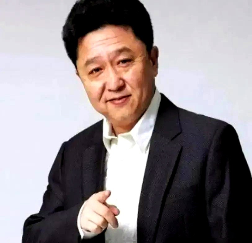 娱乐圈天天翻脸塌房，于谦攒的十兄弟却十几年没散伙。

吴京聊打戏，马未都聊古玩，喻恩泰聊本子，于谦就牵马遛弯。没合同没片酬，谁有难处酒桌上提一嘴，第二天真有人给办了。十几年不散，无非是坐下来前先把“利”字摘了个干净。

如今他60亩马场还养着矮马，《老江湖》定档跟梁家辉飙戏。人这辈子钱容易攒，这种朋