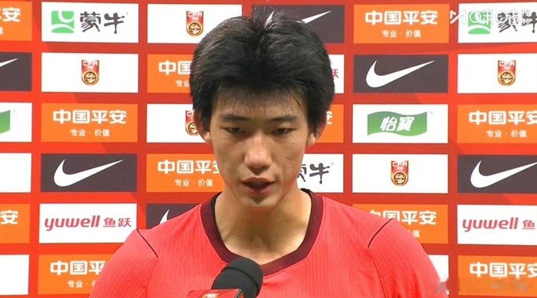 国足0比5惨败却让小将接受采访此前国足3-0击败马尔代夫、0-3不敌新西兰的赛后，出面接受采访的分别是上演帽子戏法的王子铭与队长韦世豪。但在这场0比5的耻辱性惨败过后，直面舆论压力的却是队内年龄最小的赵松源。赵松源是17岁的国足史上最年轻出场球员，就读于清华附中，本次是从U17梯队直接跳级升入成年国家队，在这场0比5的比赛下半场替补登场。