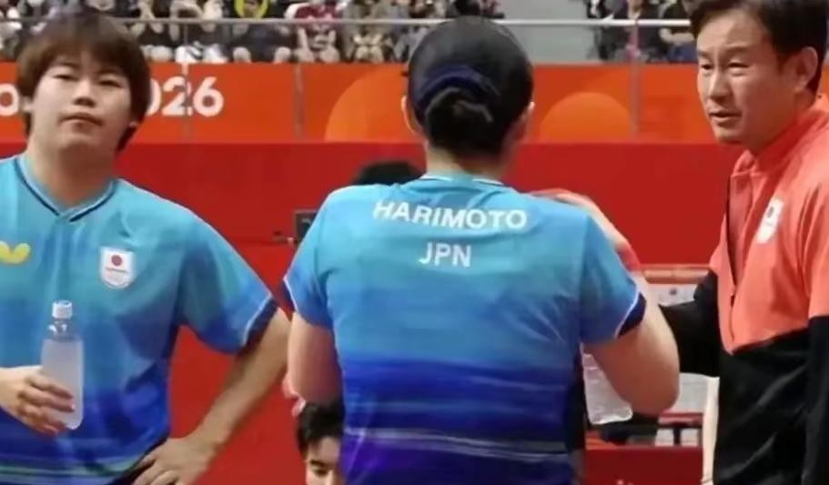 本以为只有国乒喜欢在大赛前频繁试水新搭档，没想到日乒这次下手更狠，直接把刚见起色的年轻王牌给拆了。
张本美和跟松岛辉空原本势头正猛，日乒转头就把两人拆开。
新方案简单粗暴：让张本智和带着妹妹张本美和组“兄妹档”冲混双，松岛辉空则被剥离出来，一门心思单挑男单。
这步棋走得实在有点剑走偏锋。
张