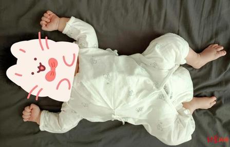 最近“举手式睡姿是身体在求救”这条热搜，你刷到了吗？我估计不少朋友的朋友圈，早就被各种晒自己投降式睡姿的段子和短视频刷屏了。这话题从一本正经的医学科普，变成了全网玩梗的热词，传播速度超快。这背后其实是个典型现象：健康类话题特别容易经历“科普→二次剪辑→段子玩梗”的变形。专业内容被剥离，只留下一个足够